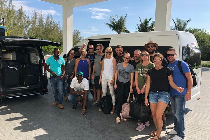 explore-montego-bay-airport-round-trip-transfer-to-ocho-rios
