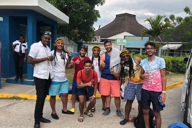 explore-montego-bay-airport-round-trip-transfer-to-ocho-rios