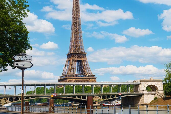 explore-paris-on-a-side-car-with-a-local