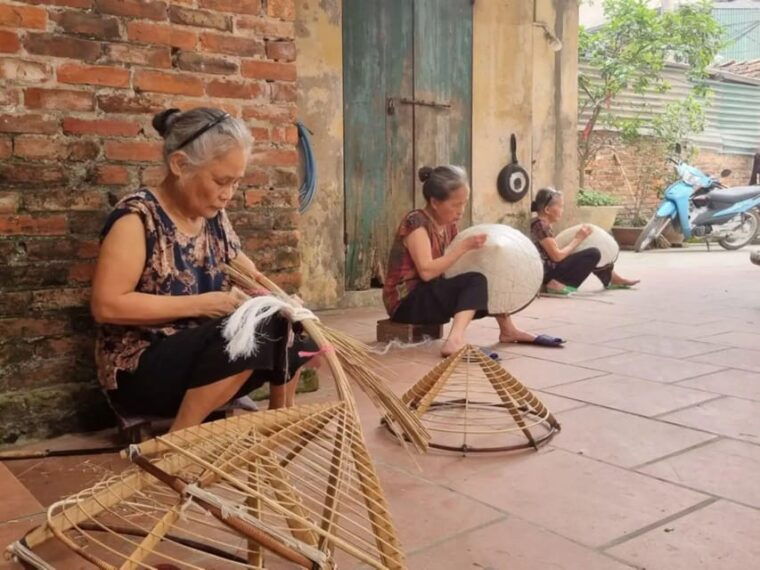 explore-quang-phu-cau-incense-stick-hat-lacquer-village