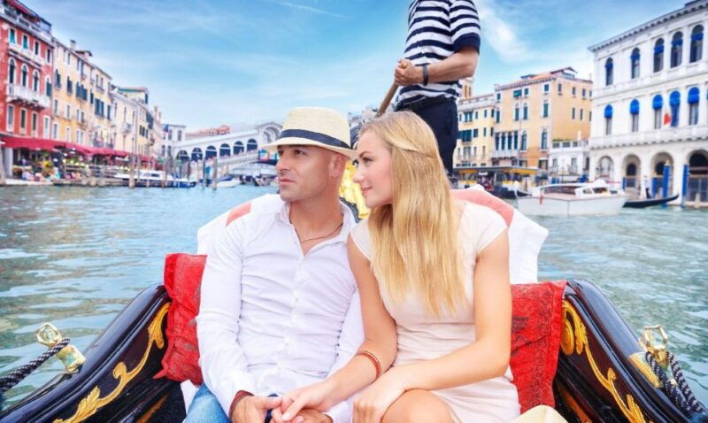 explore-rialto-bovolo-more-walk-gondola-ride