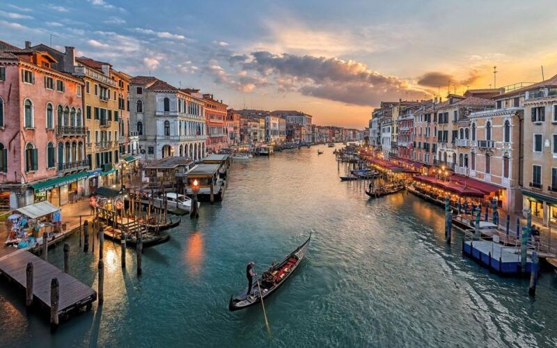explore-rialto-bovolo-more-walk-gondola-ride