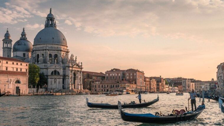 explore-rialto-bovolo-more-walk-gondola-ride