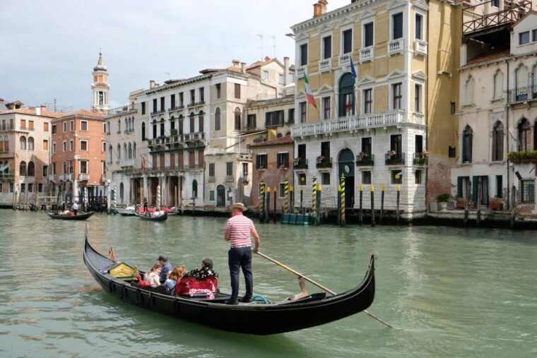 explore-rialto-bovolo-more-walk-gondola-ride