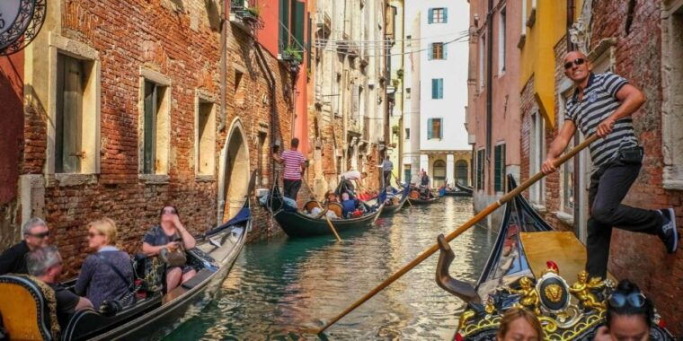 explore-rialto-bovolo-more-walk-gondola-ride