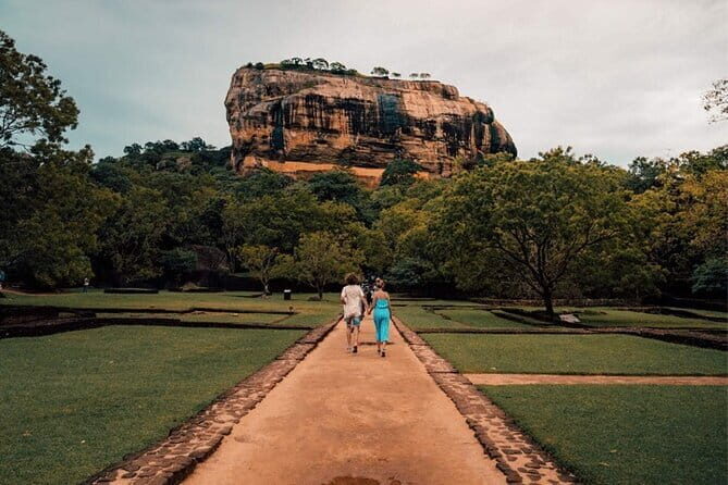 Explore Sri Lanka in 5 Days with Breakfast and Luxury Car - What Makes This Tour Stand Out?