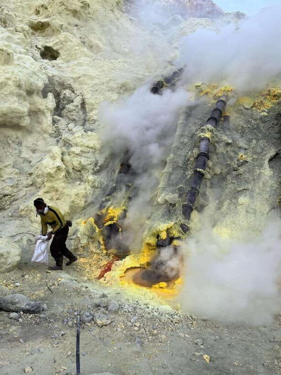 explore-the-amazing-ijen
