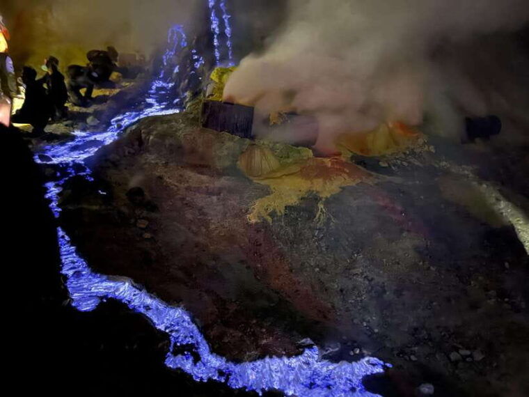 explore-the-amazing-ijen