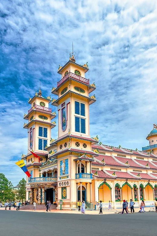 explore-the-beauty-of-cao-dai-temple-in-tay-ninh