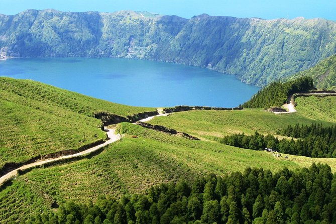 explore-the-wonders-of-sete-cidades-west-side-on-a-jeep-tour-2