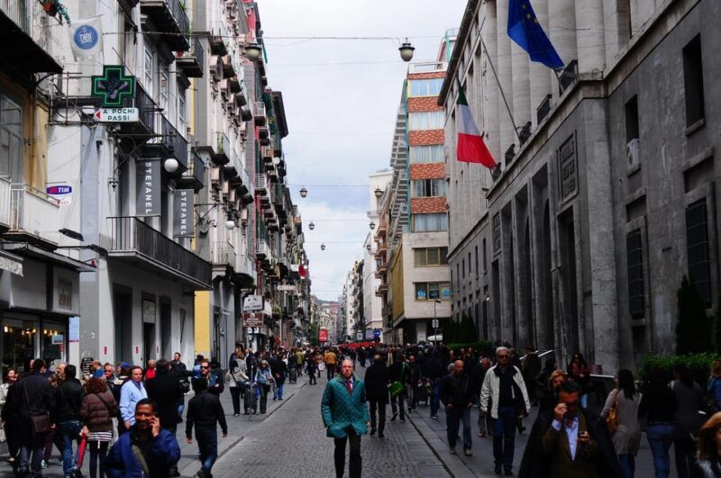 explore-urban-art-in-naples-vibrant-spanish-quarter-streets