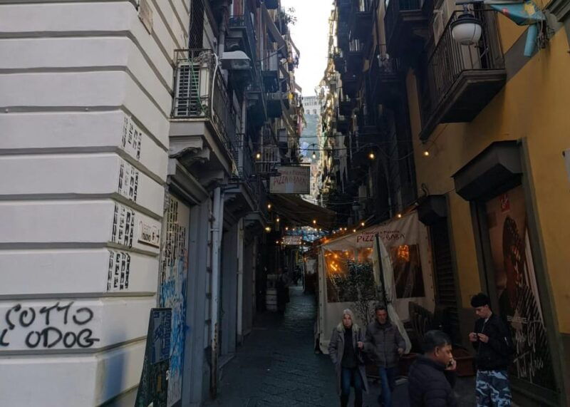 explore-urban-art-in-naples-vibrant-spanish-quarter-streets