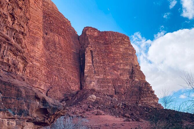 Explore Wadi Rum: Jeep Tour, Bed and Breakfast, and Dinner - Detailed Breakdown of the Itinerary  