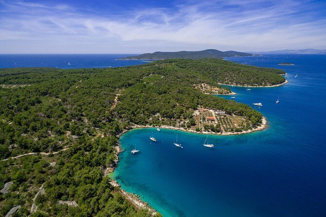 Explore west side of island Bra with Pasara boat - Traditional Dalmatian boat - Practical Details