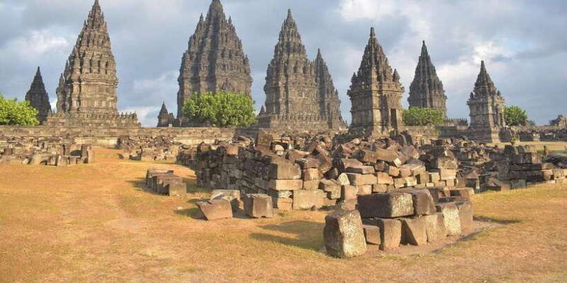 explore-yogyakartaborobudur-sunrise-prambanan-temple-tour