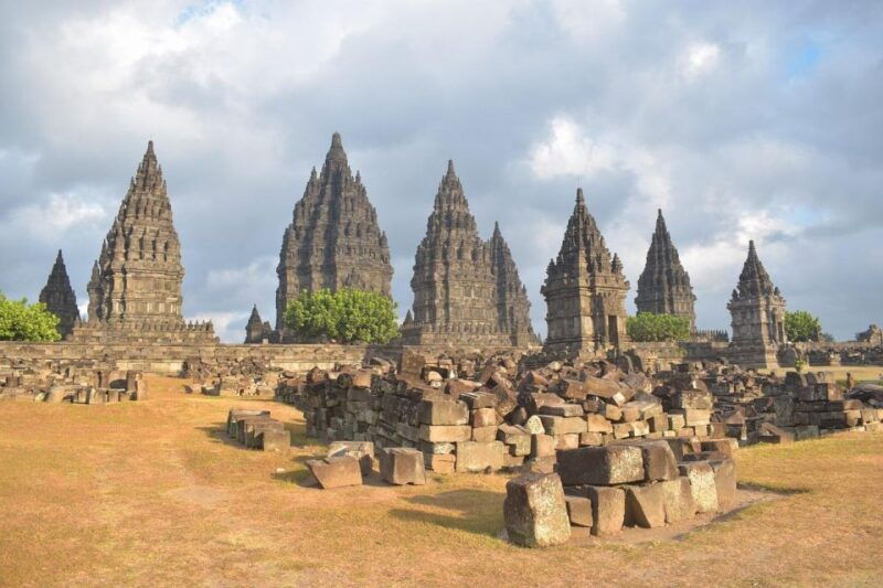 explore-yogyakartaborobudur-sunrise-prambanan-temple-tour
