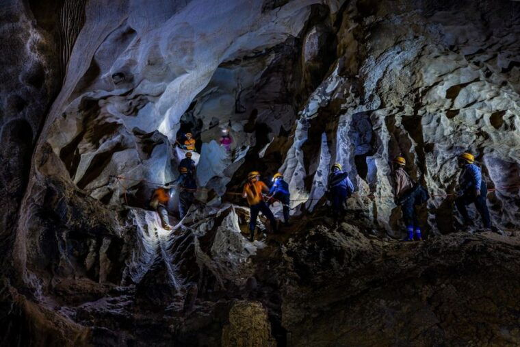 explorer-cha-loi-cave-system-2-days-1-night