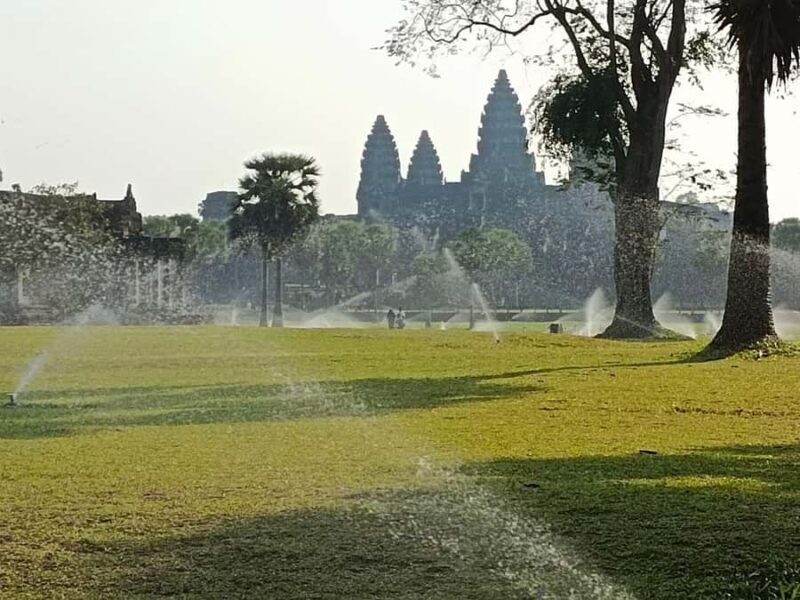 Exploring Angkor Wat: A Tour from Phnom Penh to Siem Reap - Key Points