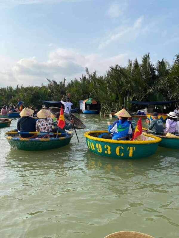 exploring-hoi-an-basket-boat-tour-with-local-people