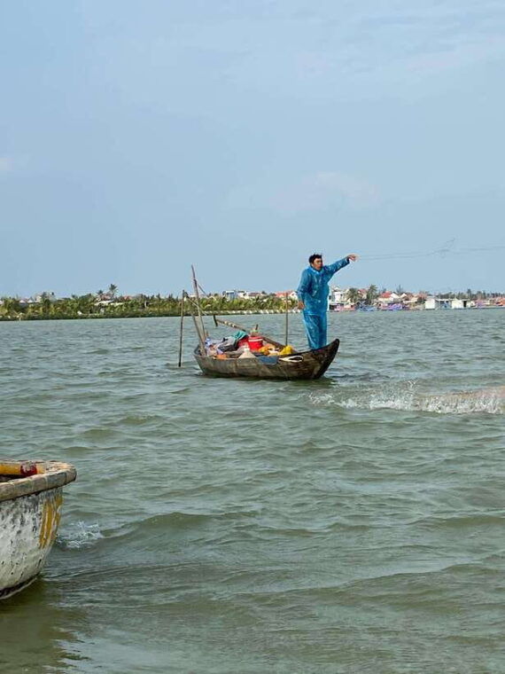exploring-hoi-an-basket-boat-tour-with-local-people