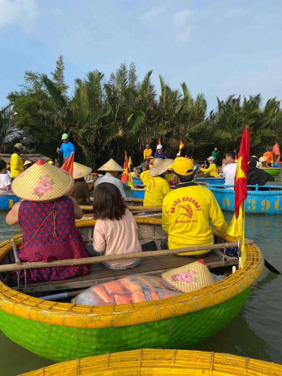 exploring-hoi-an-basket-boat-tour-with-local-people
