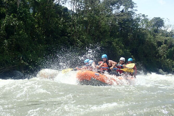 extreme-rafting-in-banos-de-agua-santa-level-iii-and-iv