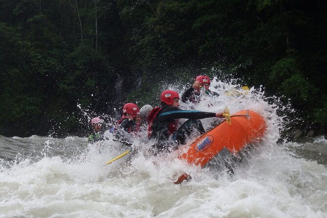 extreme-rafting-in-banos-de-agua-santa-level-iii-and-iv