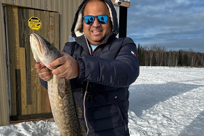 fairbanks-ice-fishing-with-transportation