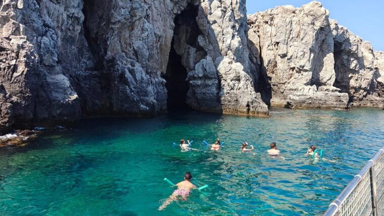 faliraki-boat-trip-to-afantou-caves-antony-quinn-ladiko