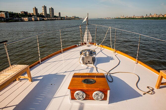 fall-foliage-cruise-on-yacht-full-moon-from-chelsea-piers