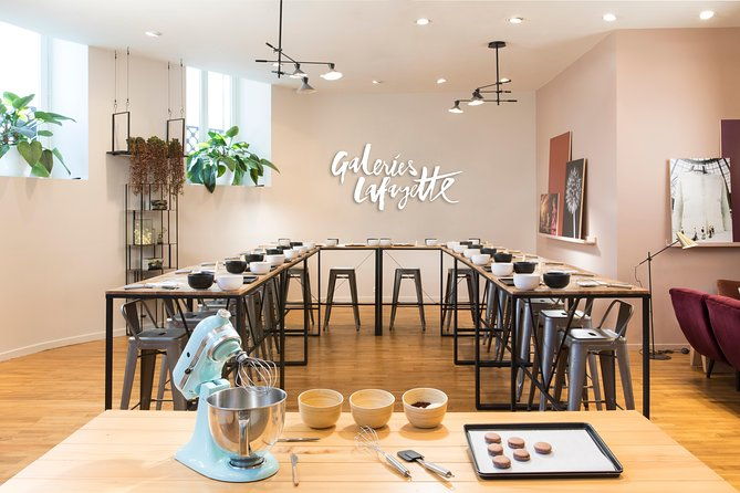 family-experience-macaron-bakery-class-at-galeries-lafayette