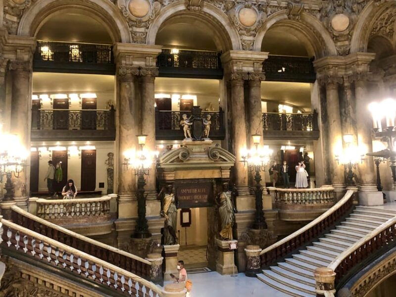 family-friendly-treasure-hunt-at-opera-garnier