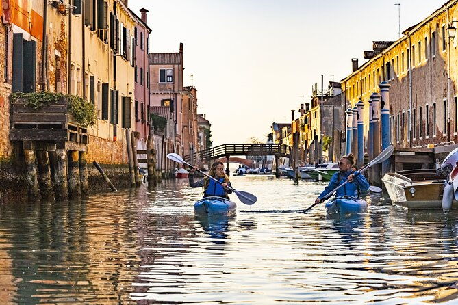 family-kayaking-tour-discovering-venice