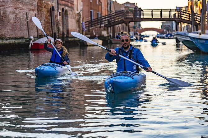 family-kayaking-tour-discovering-venice