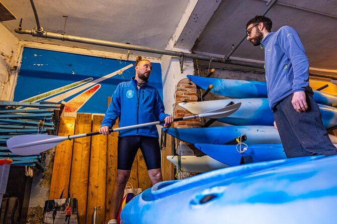 family-kayaking-tour-discovering-venice