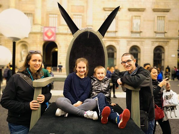 family-private-tour-churros-hot-chocolate-games-in-barcelona