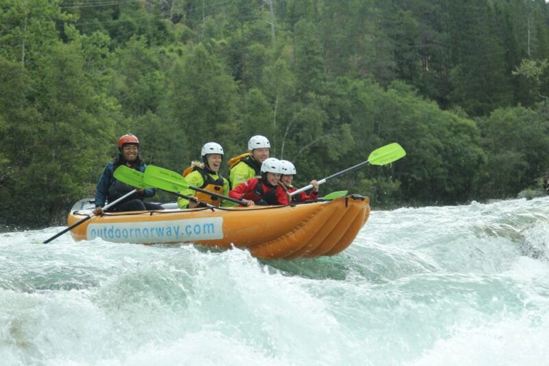 family-rafting-voss