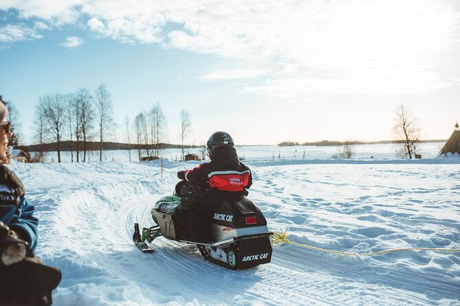 family-snowmobiling-in-rovaniemi-apukka-resort