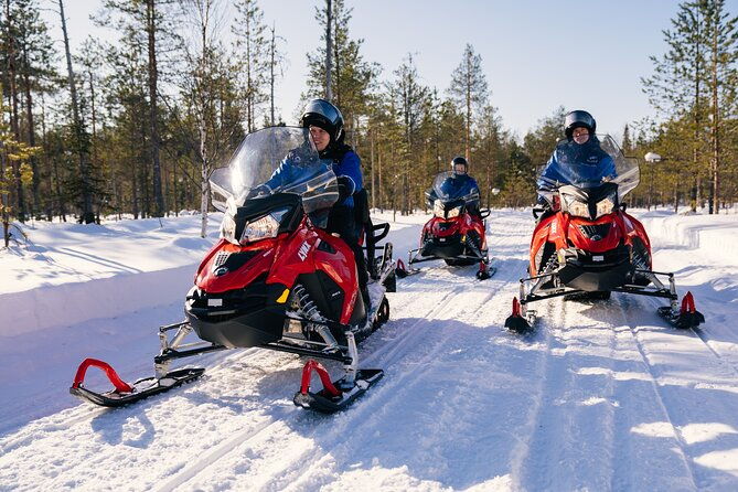 family-snowmobiling-in-rovaniemi-apukka-resort