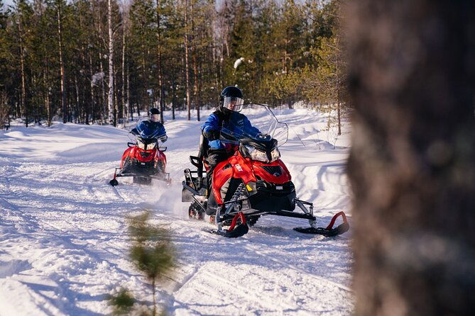 family-snowmobiling-in-rovaniemi-apukka-resort