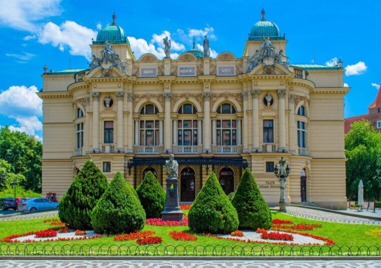 family-tour-of-krakow-old-town-with-sweets-factory-cruise-2