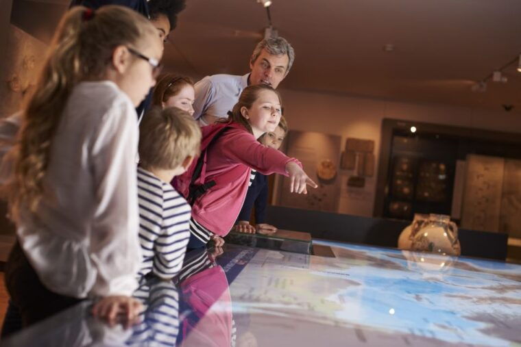 family-tour-of-linzs-old-town-postlingberg-and-grottenbahn