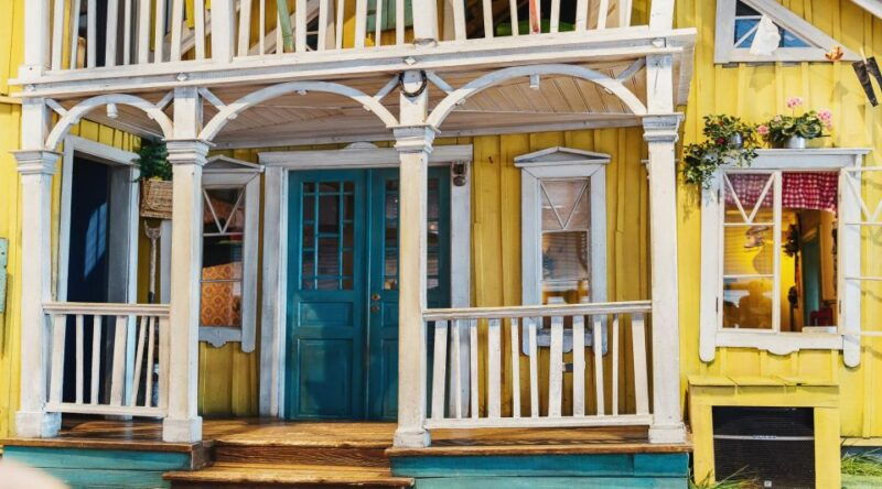 family-walking-tour-of-stockholms-old-town-junibacken