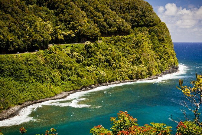 famous-road-to-hana-waterfalls-black-sand-beach-lunch