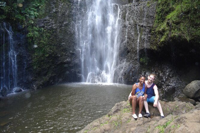 famous-road-to-hana-waterfalls-black-sand-beach-lunch