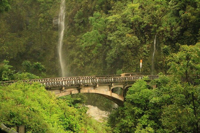 famous-road-to-hana-waterfalls-black-sand-beach-lunch