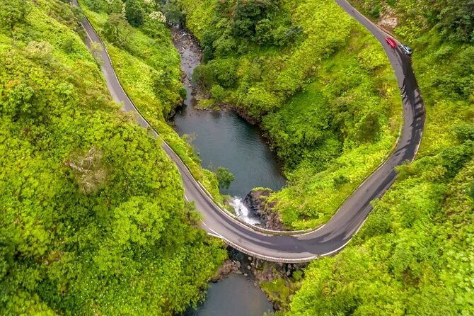 famous-road-to-hana-waterfalls-black-sand-beach-lunch