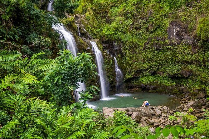 famous-road-to-hana-waterfalls-black-sand-beach-lunch