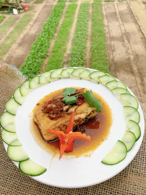 farming-with-farmers-at-ancient-vegetable-village-tra-que