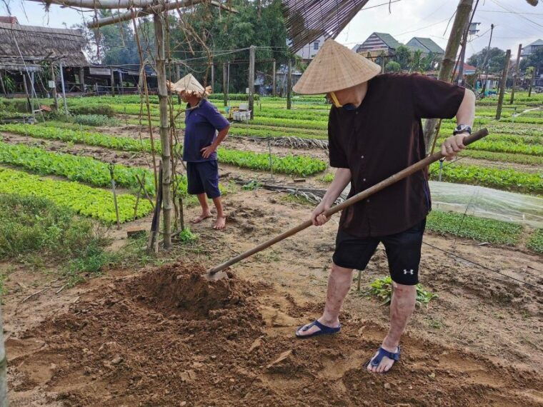 farming-with-farmers-at-ancient-vegetable-village-tra-que